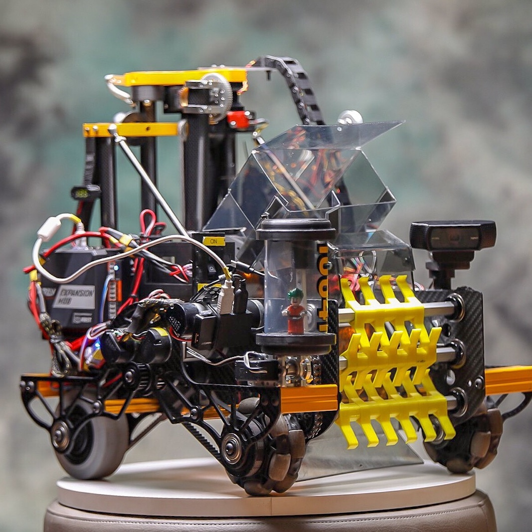 10641 Atomic Gear's 4WD on a table