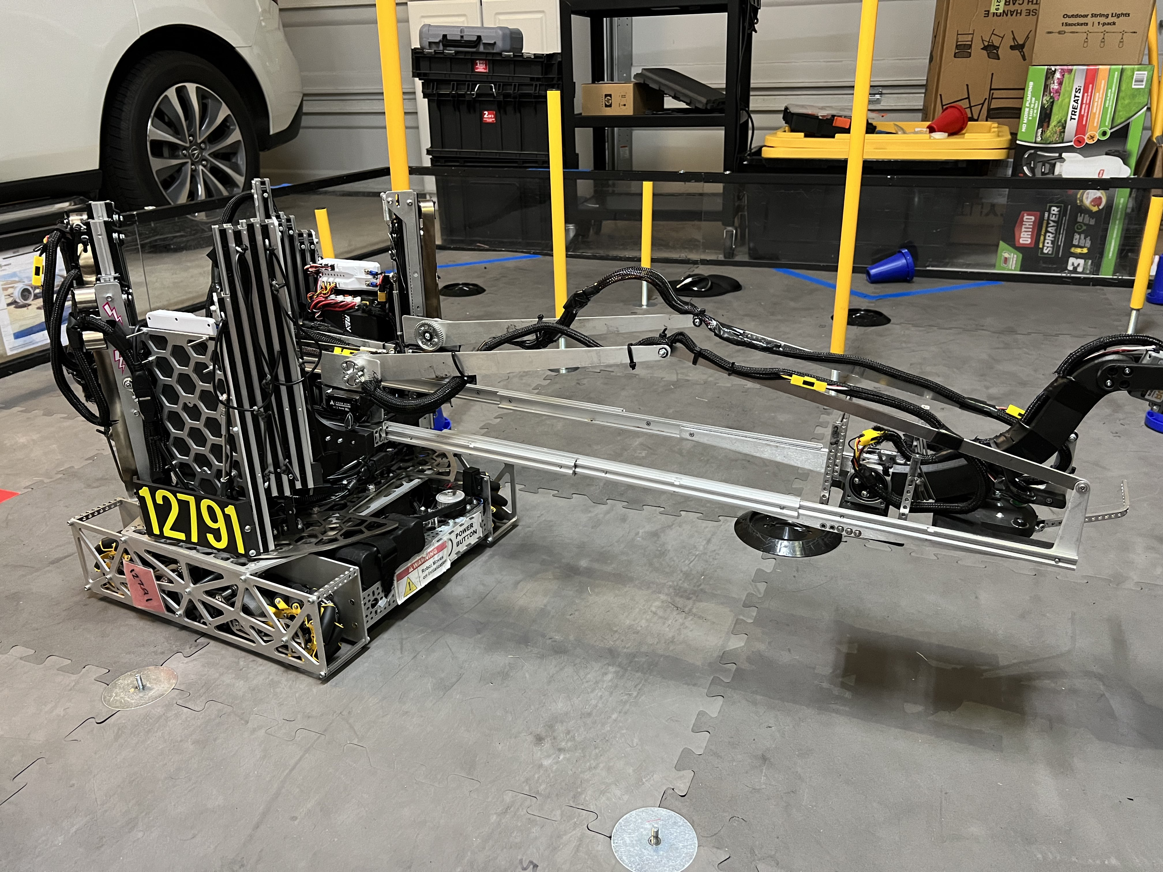 12791 Iterative Intentions's Freight Frenzy Robot with two sets of SAR240 slides facing each other on their horizontal extension.